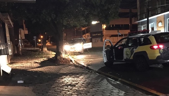 Laranjeiras - Dois homens são flagrados furtando banca no centro 