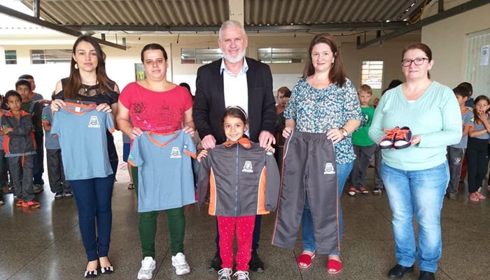 Guaraniaçu - Uniformes escolares de qualidade! compromisso do prefeito Osmário Portela que virou realidade