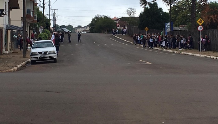 Laranjeiras - Alunos do Colégio Gildo protestam contra implantação de ensino militar