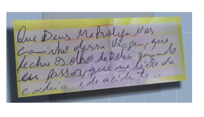 No Paraná motorista que capotou carro com maconha levava bilhete com oração: 'Que me livre da cadeia e de acidente'