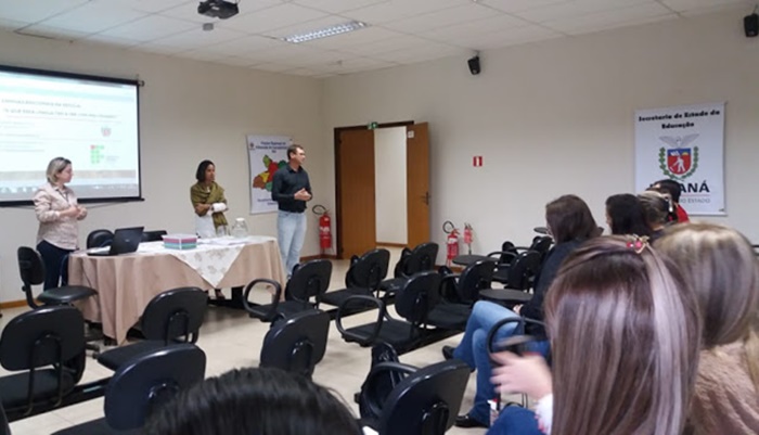 Laranjeiras - NRE aplica curso a professores de Linguas estrangeiras Modernas da Rede Estadual