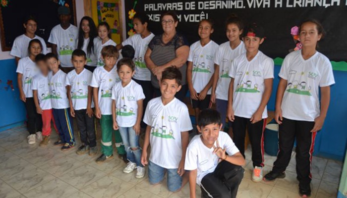 Pinhão - Prefeitura entrega uniformes para alunos dos serviços de convivência e fortalecimento de vínculos