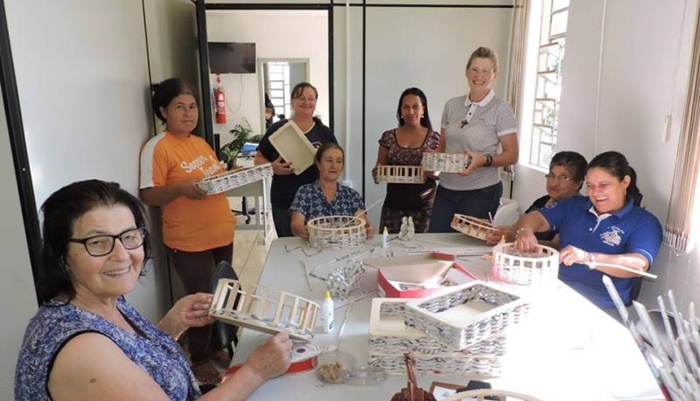 Porto Barreiro - CRAS realiza curso de reciclagem com jornal para mulheres do PAIF