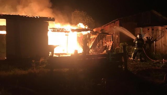 Laranjeiras - Casa é destruída pelo fogo no bairro Presidente Vargas