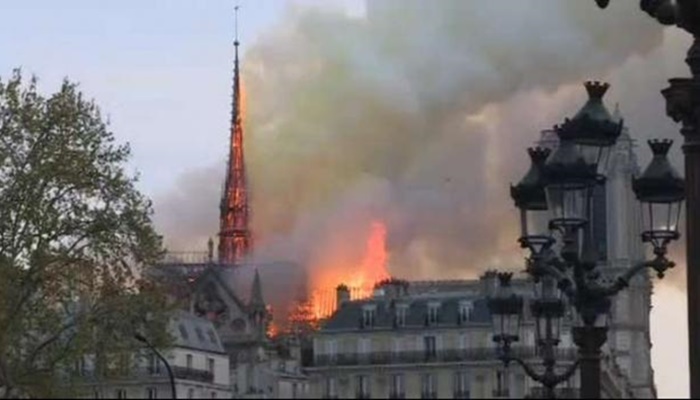 Incêndio atinge Catedral de Notre-Dame em Paris