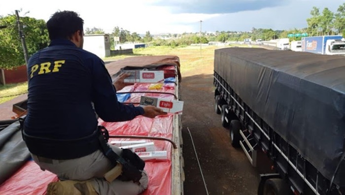 PRF apreende duas carretas com R$ 4 milhões em cigarros no norte do Paraná