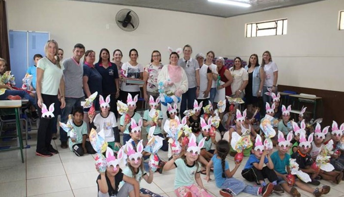 Porto Barreiro - Prefeitura entrega ovos de Páscoa para alunos da rede municipal