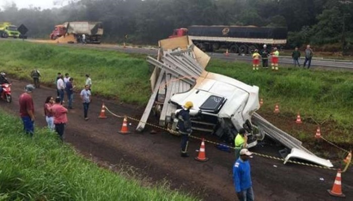 Batida entre caminhões deixa um morto e outro ferido na BR 277, em Céu Azul