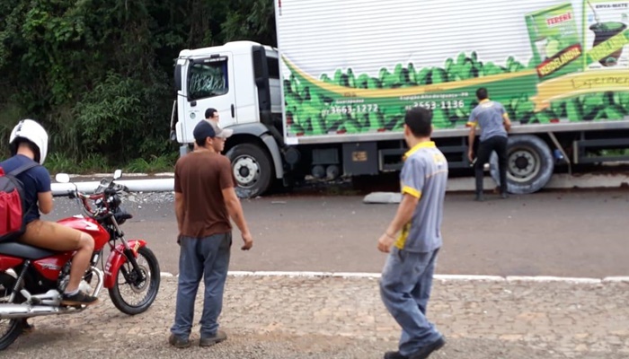 Laranjeiras - Caminhão desgovernado invade Avenida e bate em poste