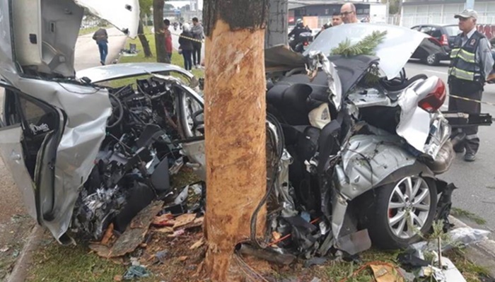 Acidente grave: jovem morre ao bater carro da mãe contra árvore