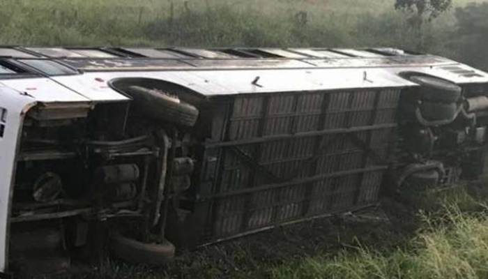 Ônibus com torcedores do Corinthians tomba em Vitória da Conquista, na Bahia