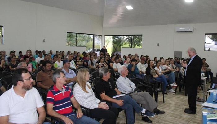 Porto Barreiro - Funcionários Públicos participam de Capacitação Sobre Atendimento de Qualidade