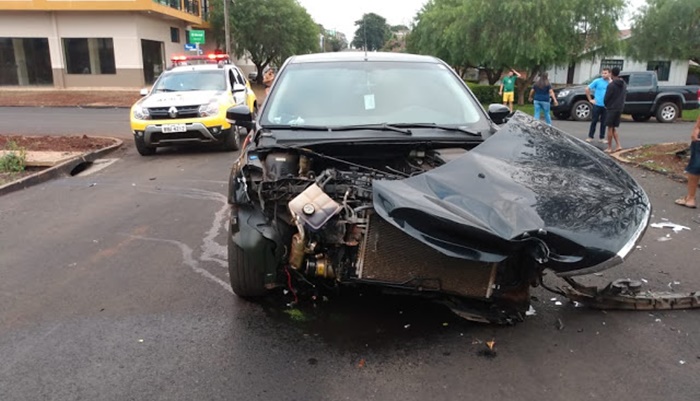 Laranjeiras - Grave acidente entre carro e moto é registrado