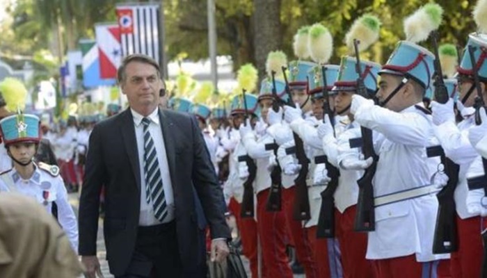 Bolsonaro diz que meta é implantar um colégio militar em cada capital