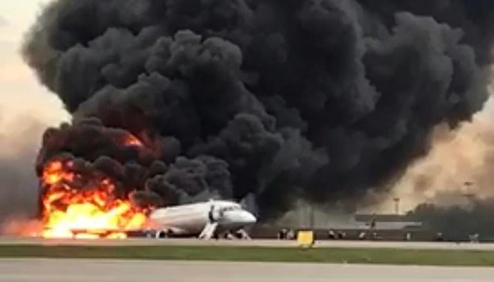 Incêndio em avião de passageiros na Rússia pode ter matado 41 pessoas
