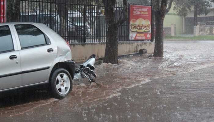 Laranjeiras - Motos sÃ£o arrastadas por enxurrada durante chuva