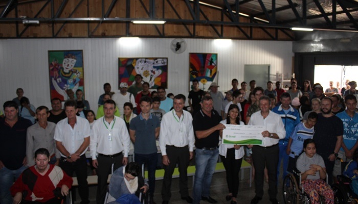 Rio Bonito - Sicredi repassa R$ 2.000,00 para a APAE