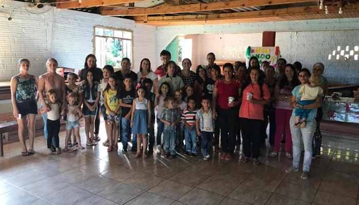 Porto Barreiro - Com o Apoio do Governo Municipal Secretaria de Educação presta homenagem para as mães de Guarani do Cavernoso