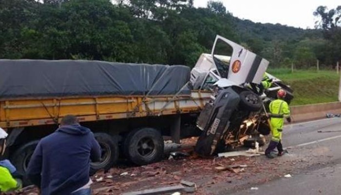 Adolescente morre esmagado em acidente envolvendo quatro caminhões na BR 376