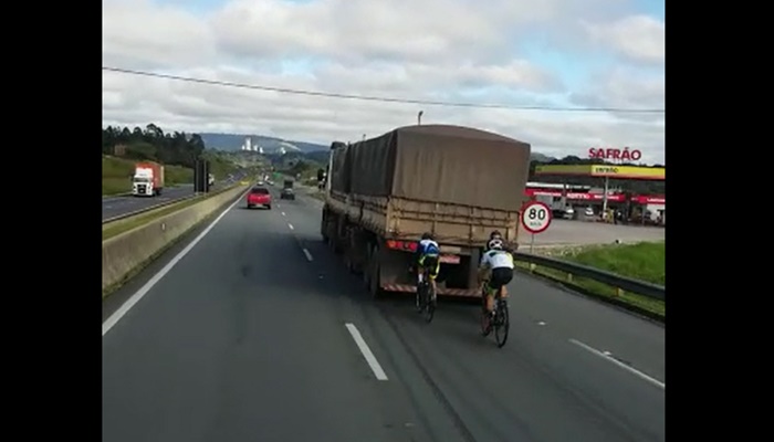 Caminhoneiro flagra ciclistas ‘pegando rabeira’ na BR-277; PRF alerta sobre riscos