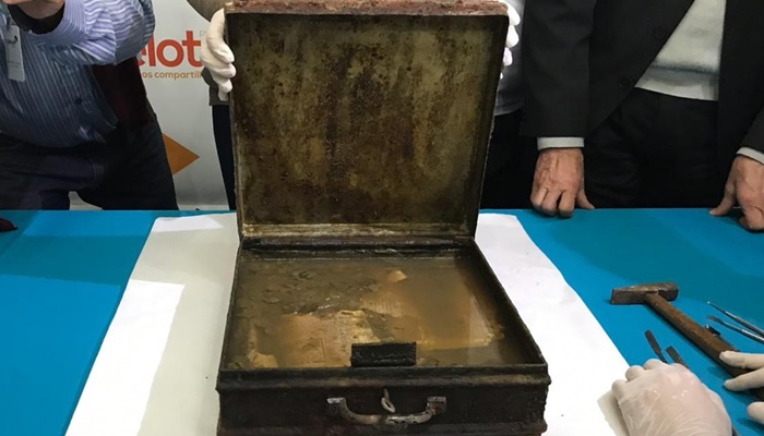 Caixa misteriosa enterrada há 88 anos é aberta em Pelotas