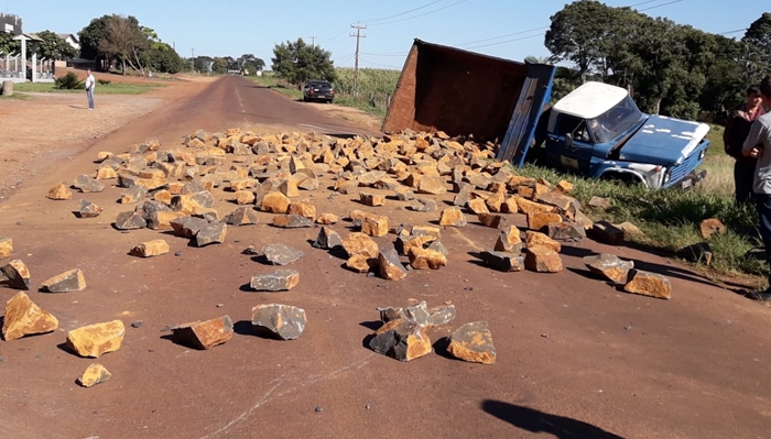 Caminhão tomba e carga fica espalhada em rodovia entre Boa Vista e Quedas