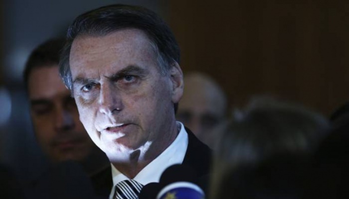 Bolsonaro tenta estancar crise em semana de pressão por votos e apoio nas ruas