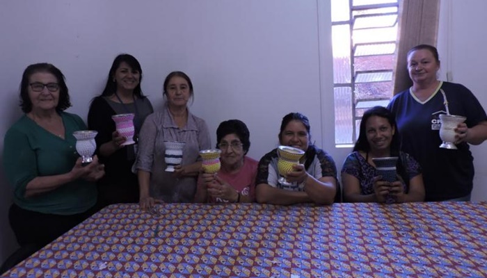 Porto Barreiro - Encontro do PAIF trabalha Oficina de Cuias Decoradas com mulheres
