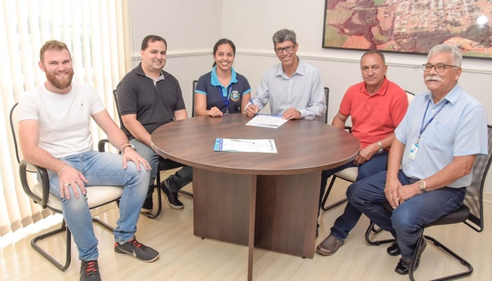 Catanduvas - Prefeito Moises assina contrato e ordem de serviço com a empresa Edific Construções LTDA-ME
