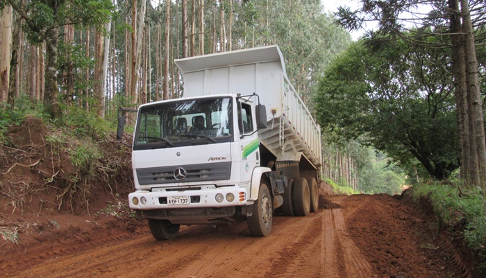 Pinhão - Prefeitura intensifica trabalhos de cascalhamento em estradas rurais