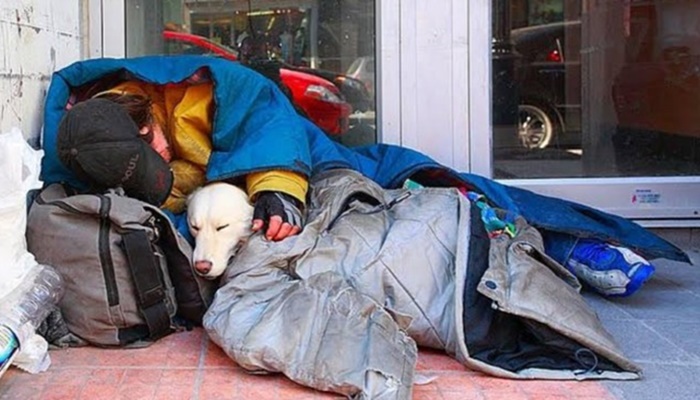 Morador de rua e seu cachorro morrem de frio e são encontrados abraçados