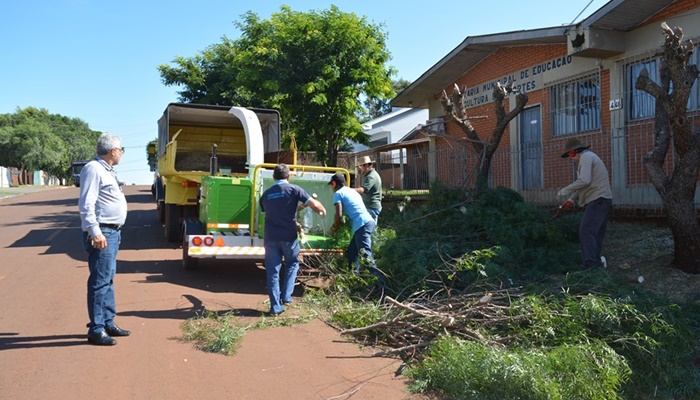Catanduvas - Limpeza Urbana agora conta com triturador de galhos