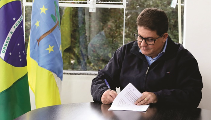 Laranjeiras - Prefeitura assina termos para transferência de recursos a entidades sociais