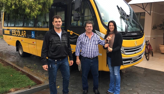 Rio Bonito - Prefeito Ademir Fagundes formaliza entrega de ônibus escolar novo para a Secretaria de Educação