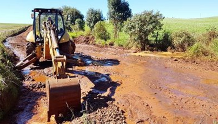 Candói - Secretaria de Obras inicia recuperação de estradas afetadas pela chuva