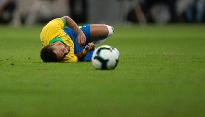 Atacante Neymar é cortado da seleção brasileira para Copa América por lesão no tornozelo
