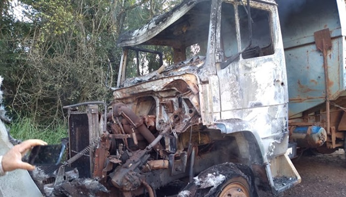 Candói - Caminhão da Prefeitura pega fogo e fica completamente destruído