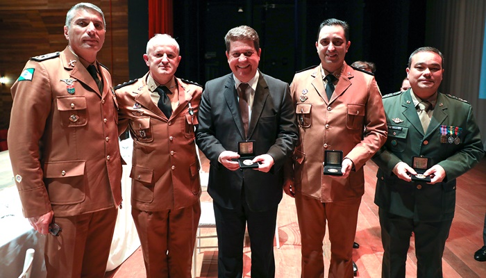 Laranjeiras - Prefeito é homenageado pelo 16º Batalhão de Polícia Militar com a medalha “Mérito Lobo Bravo”