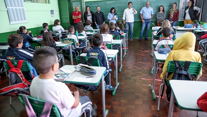 Laranjeiras - Prefeitura renova mobiliário da Escola Padre Gerson Galvino