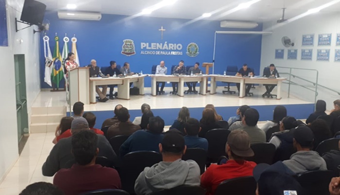 Campo Bonito - Secretária Eliane participa de sessão especial, esclarece dúvidas e solicita aprovação do plano de cargos e salários de professores
