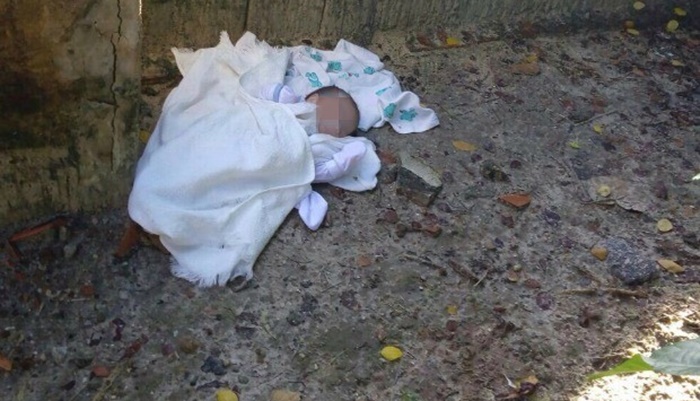 Apenas de fralda e blusa, bebê é abandonado no meio da rua