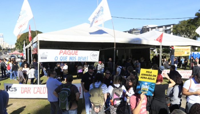 Greve atinge a 80% das escolas estaduais, diz APP; governo fala em 27% no Paraná