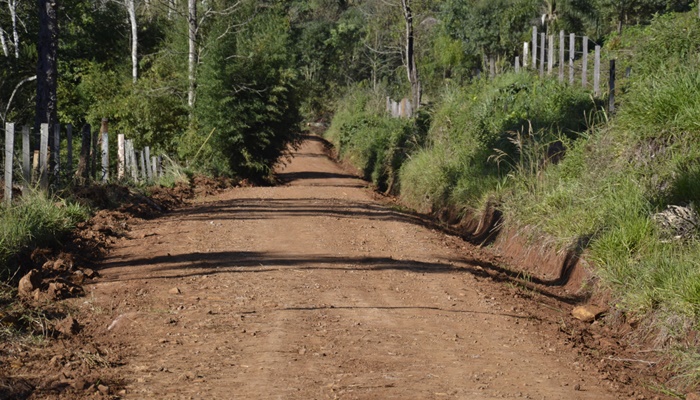 Pinhão - Prefeitura recupera estrada na comunidade do Lajeado Feio