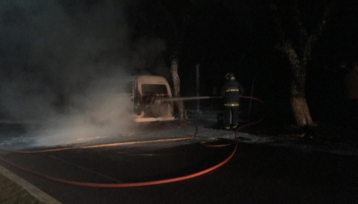 Laranjeiras - Incêndio em veículo mobiliza corpo de bombeiros