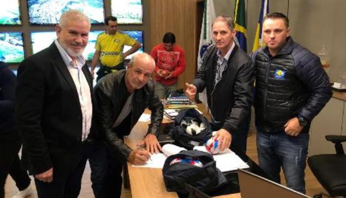 Guaraniaçu - Secretária de Esportes entrega Jogo de Bocha para as equipes que disputam a III Copa Municipal de Bocha Rural