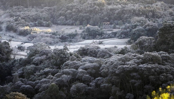 Massa de ar polar segue com intensidade forte e neve pode chegar até o Paraná