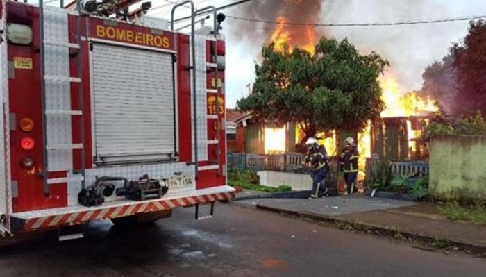Mulher entra em casa pegando fogo para salvar objetos e morre carbonizada
