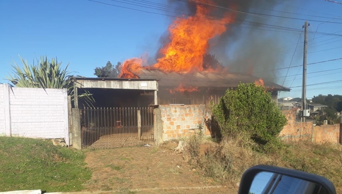 Pinhão - Casa é destruída pelo fogo