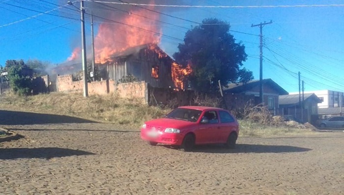 Pinhão - Incêndio destrói casa