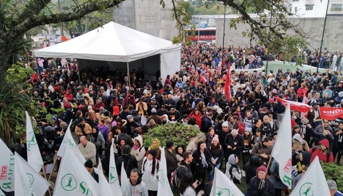 Para pressionar o Governo, servidores em greve fazem novo protesto por reajuste salarial